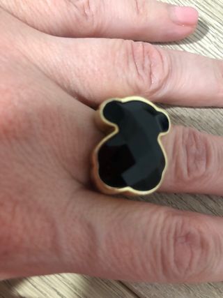Anillo Tous dorado con oso color negro 17mm