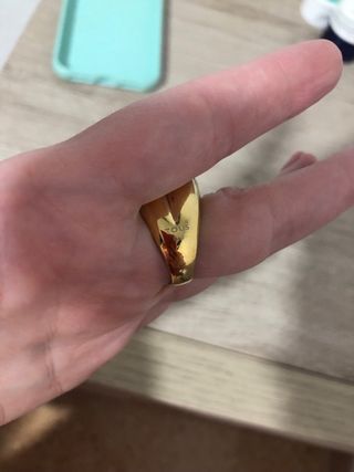 Anillo Tous dorado con oso color negro 17mm