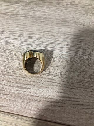 Anillo Tous dorado con oso color negro 17mm