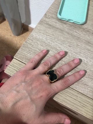 Anillo Tous dorado con oso color negro 17mm