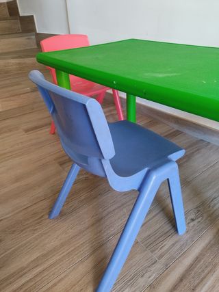Tavolo per bambini e tre sedie