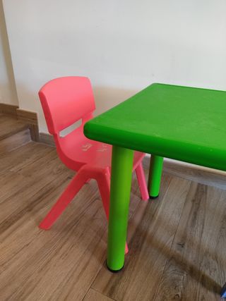 Tavolo per bambini e tre sedie