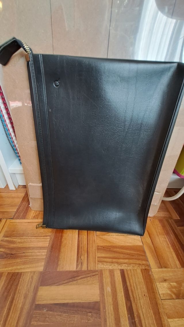 Portafolios negro de piel