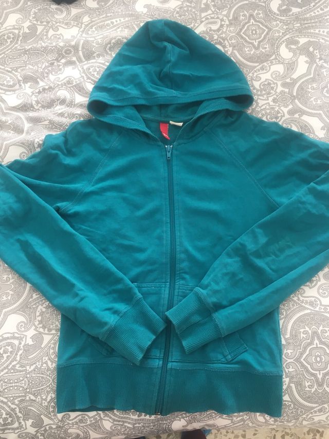 Sudadera estrecha y fina con capucha