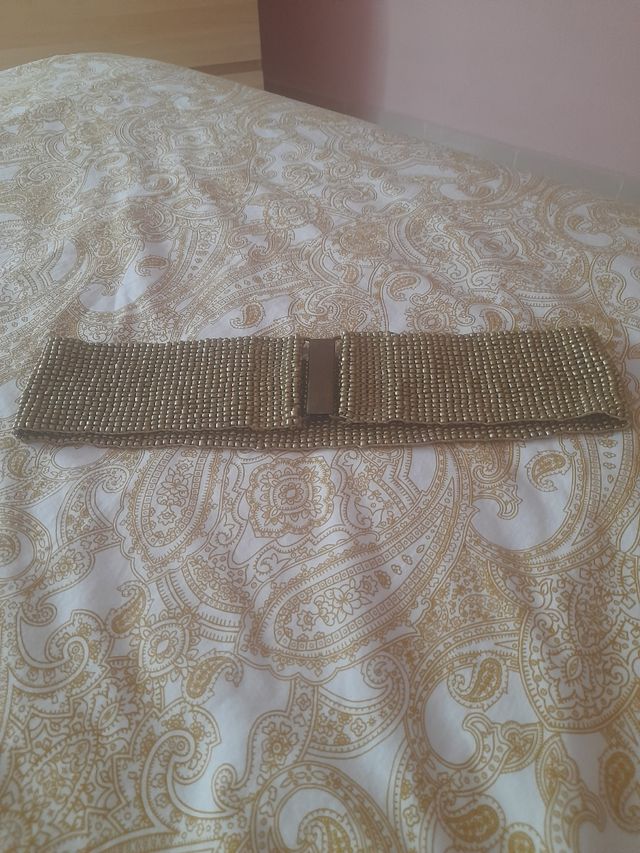 Cinturón elástico dorado muy elegante