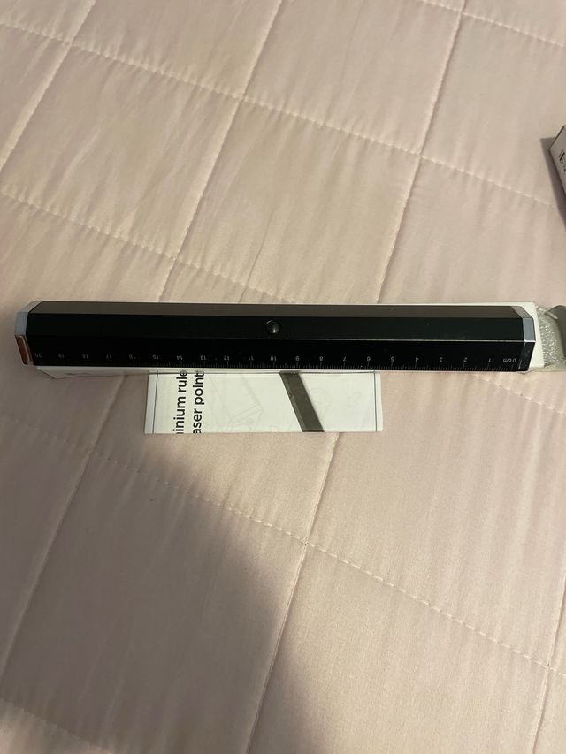 righello con luce laser