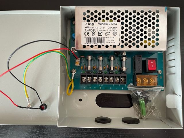 Fuente de alimentacion CCTv en caja metalica