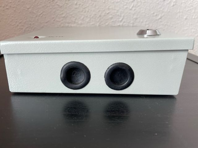 Fuente de alimentacion CCTv en caja metalica