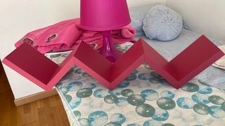 cortinas, lampara y estantería dormitorio niña