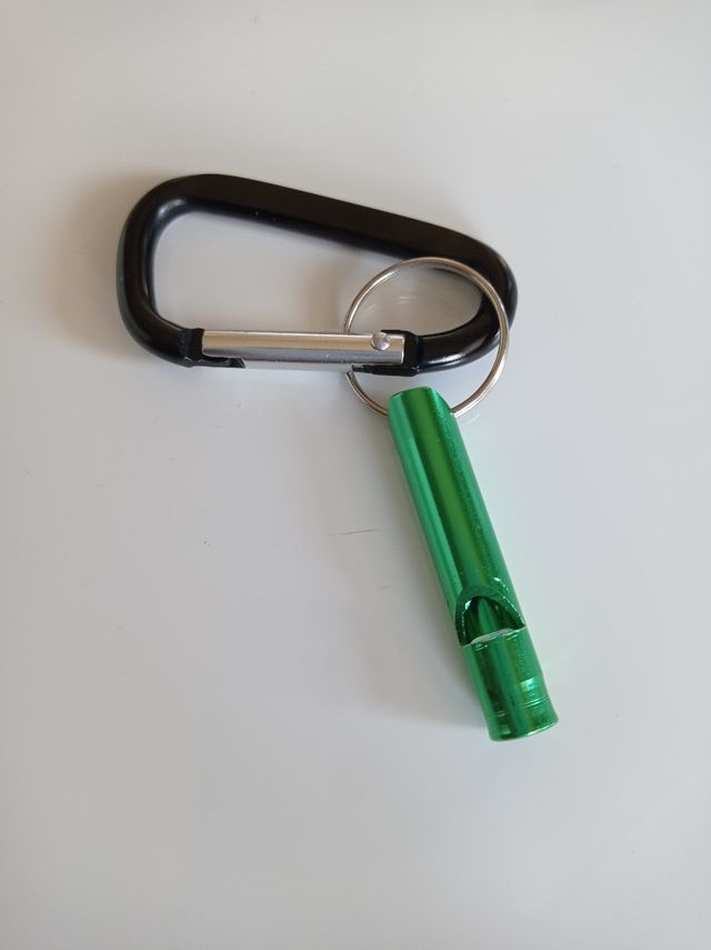 Fischietto verde per cane con moschetto