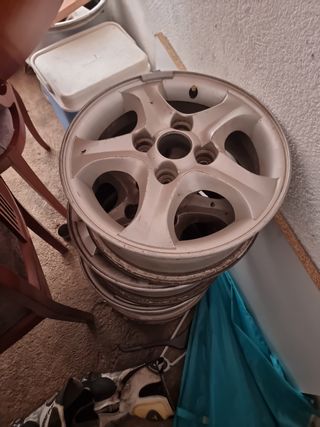 Llanta hyundai  4 tornillos 15 pulgadas