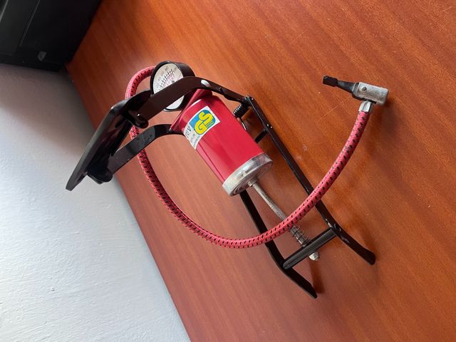 Bomba de aire de pie para ruedas