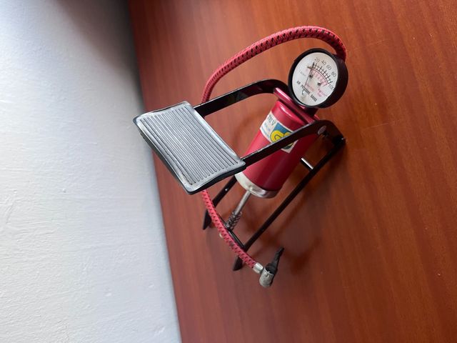 Bomba de aire de pie para ruedas