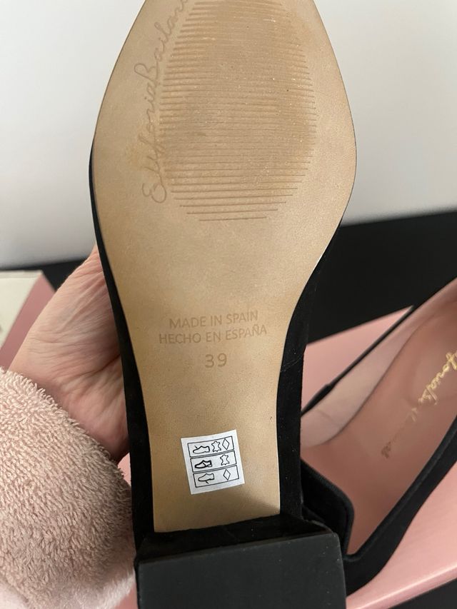 Zapato negro ante, tacon medio adorno abalorios