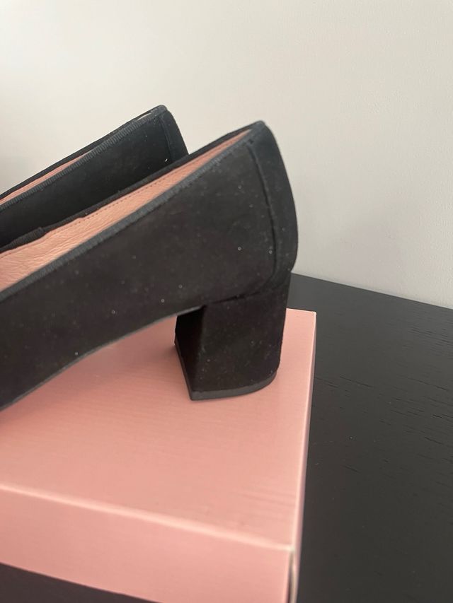 Zapato negro ante, tacon medio adorno abalorios