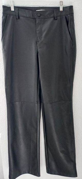 Pantalón imitación cuero de Pull&Bear