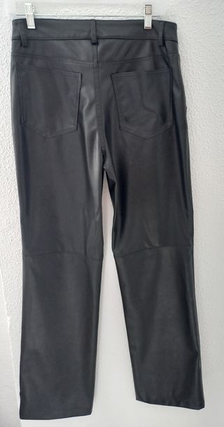 Pantalón imitación cuero de Pull&Bear