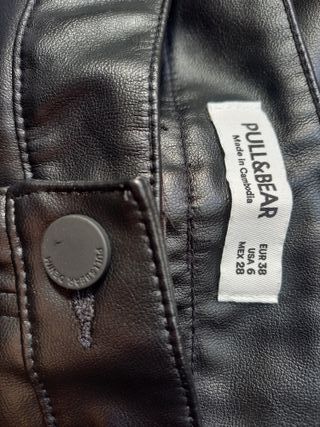 Pantalón imitación cuero de Pull&Bear