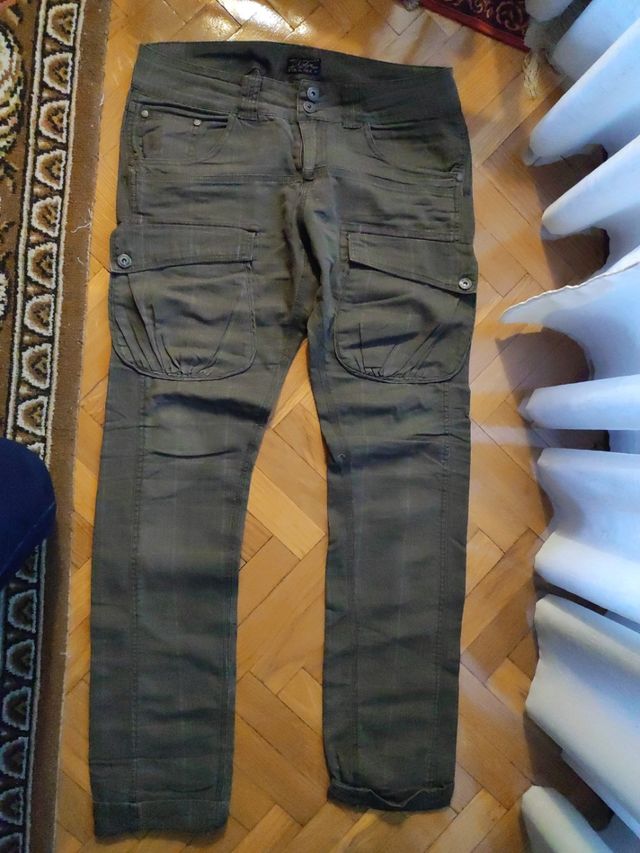 Pantalón de tela y bolsillos