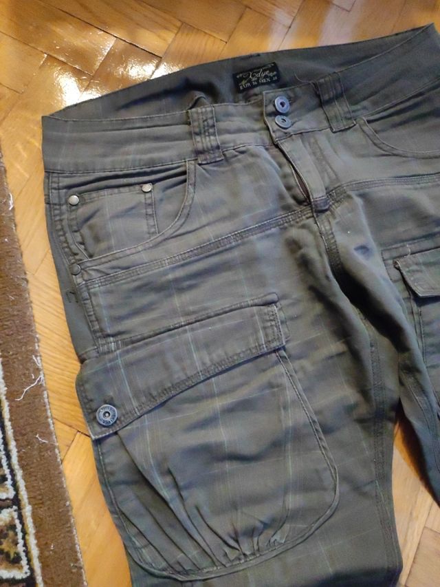 Pantalón de tela y bolsillos