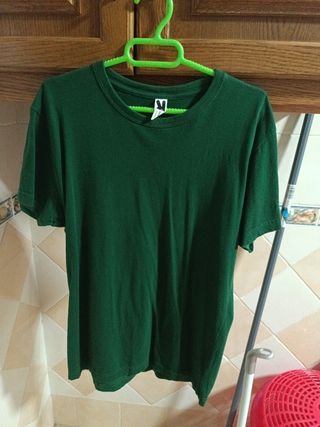 Conjunto de sillas de Enea y Madera y taburetes.