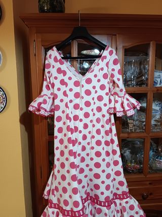 Traje de gitana lunares rosa y blanco 
