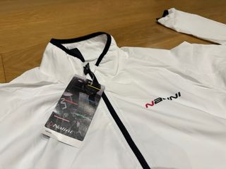 NUEVO. TALLA L. CORTAVIENTOS NALINI ARIA