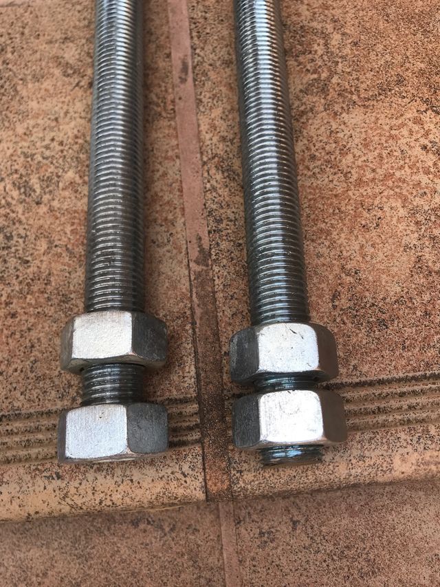 2 varillas roscadas de 30mm y 4 tuercas