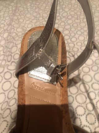 sandalia stradivarius plateada numero 37