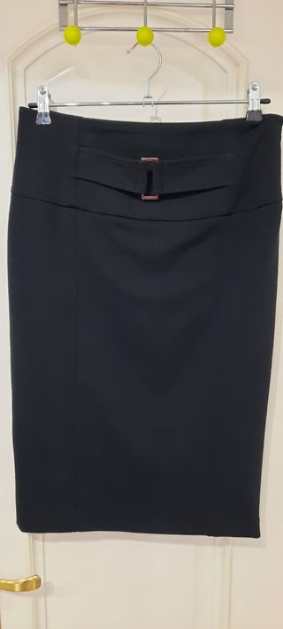 Falda negra.Adolfo Domínguez. Talla 40