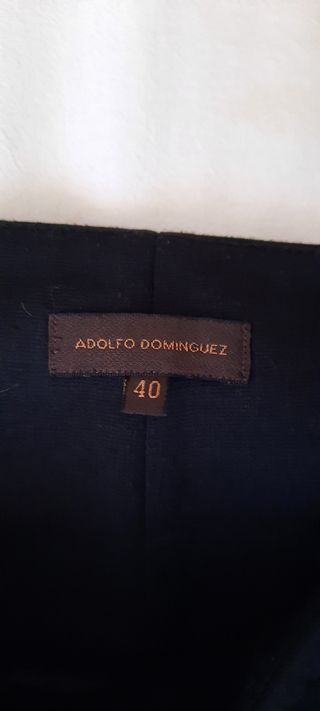 Falda negra.Adolfo Domínguez. Talla 40