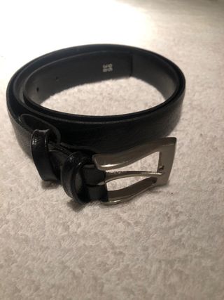 cinturon negro con hebilla plateada
