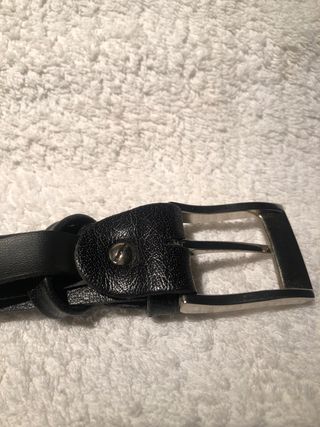 cinturon negro con hebilla plateada