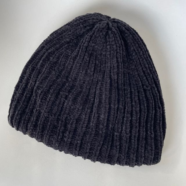 gorro de punto negro.