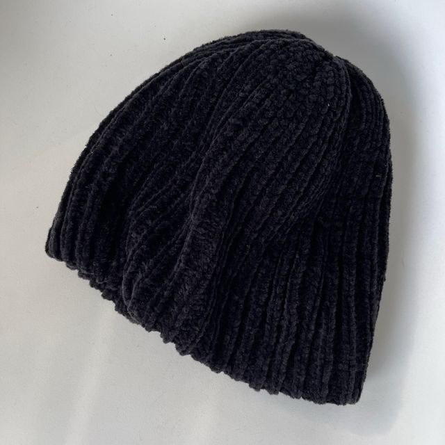 gorro de punto negro.