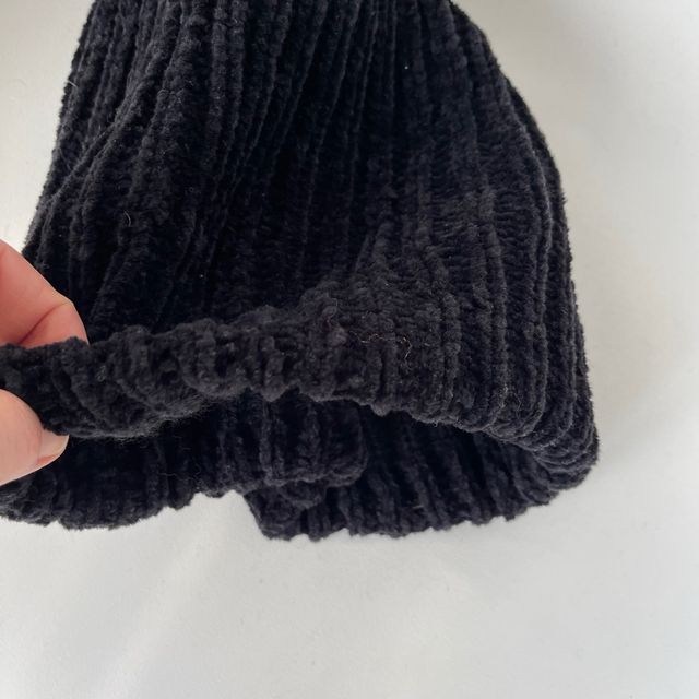 gorro de punto negro.