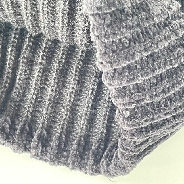 gorro de punto negro.