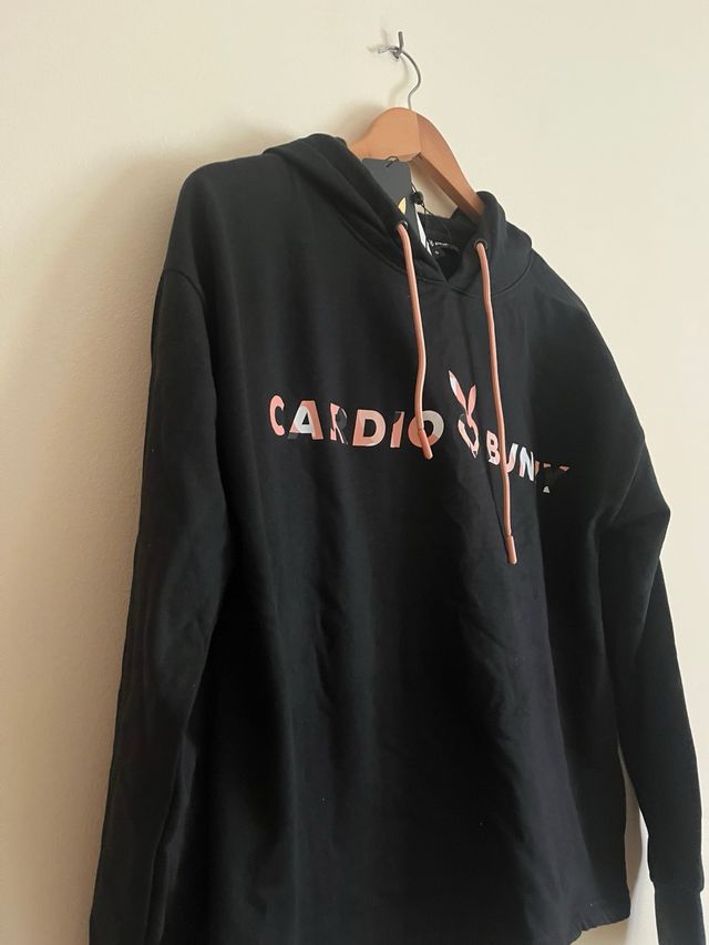 Sudadera negra Cardio Bunny.