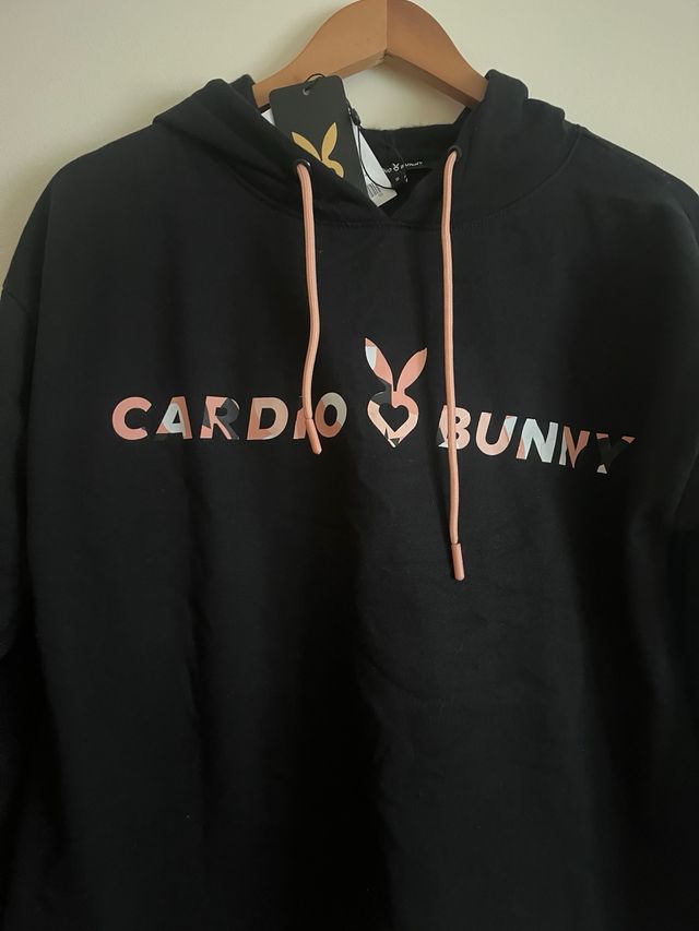 Sudadera negra Cardio Bunny.