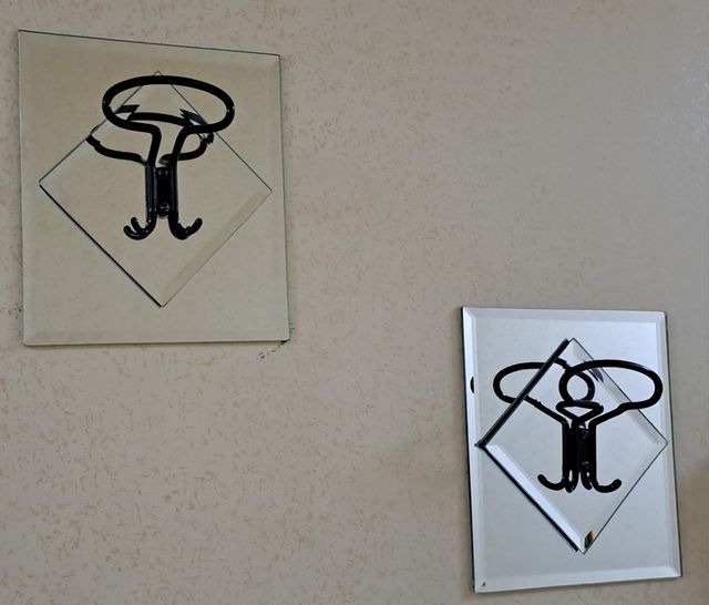 Attaccapanni con base a specchio da parete