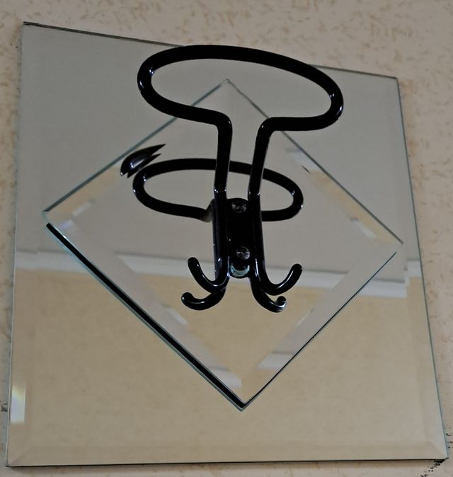 Attaccapanni con base a specchio da parete