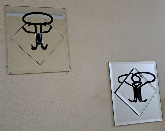 Attaccapanni con base a specchio da parete