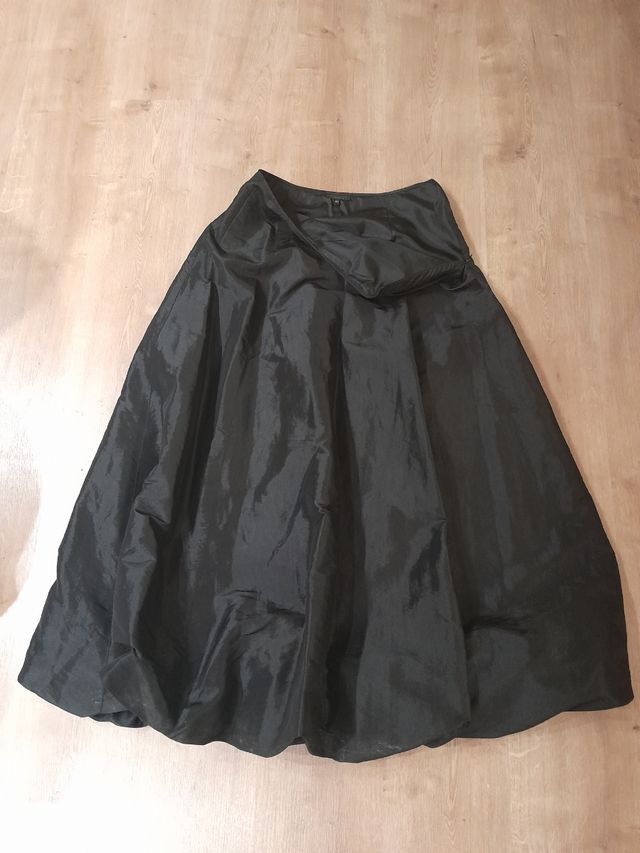 Falda negra abullonada, Adolfo Domínguez