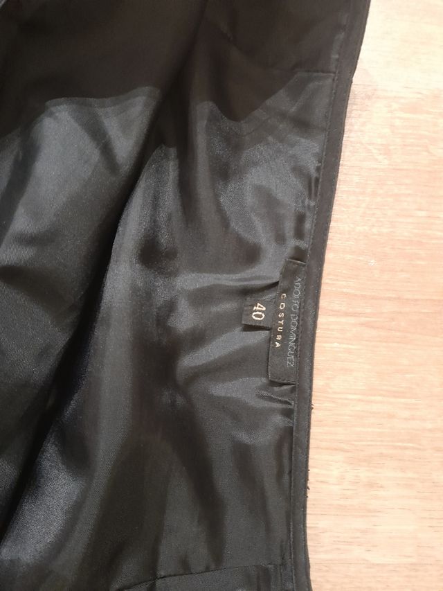 Falda negra abullonada, Adolfo Domínguez