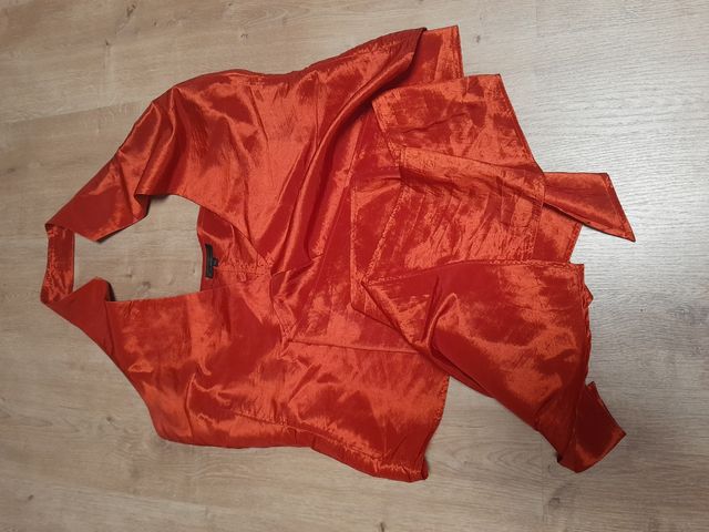 Blusa roja sin manga, Adolfo Dominguez