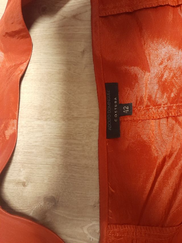 Blusa roja sin manga, Adolfo Dominguez