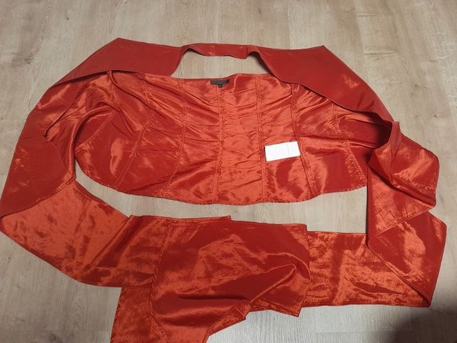 Blusa roja sin manga, Adolfo Dominguez