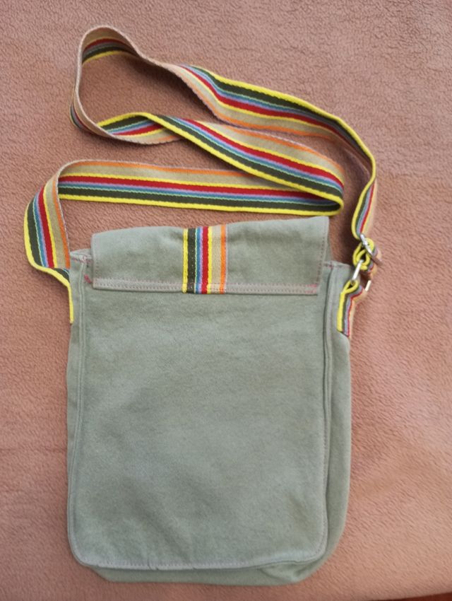 Bolso gris con correa de colores