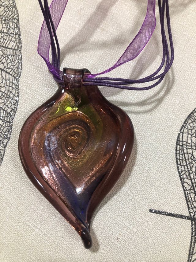 collana con ciondolo in vetro