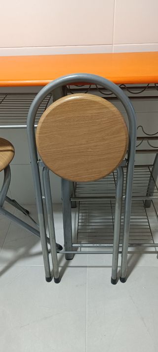 Mesa alta con taburetes